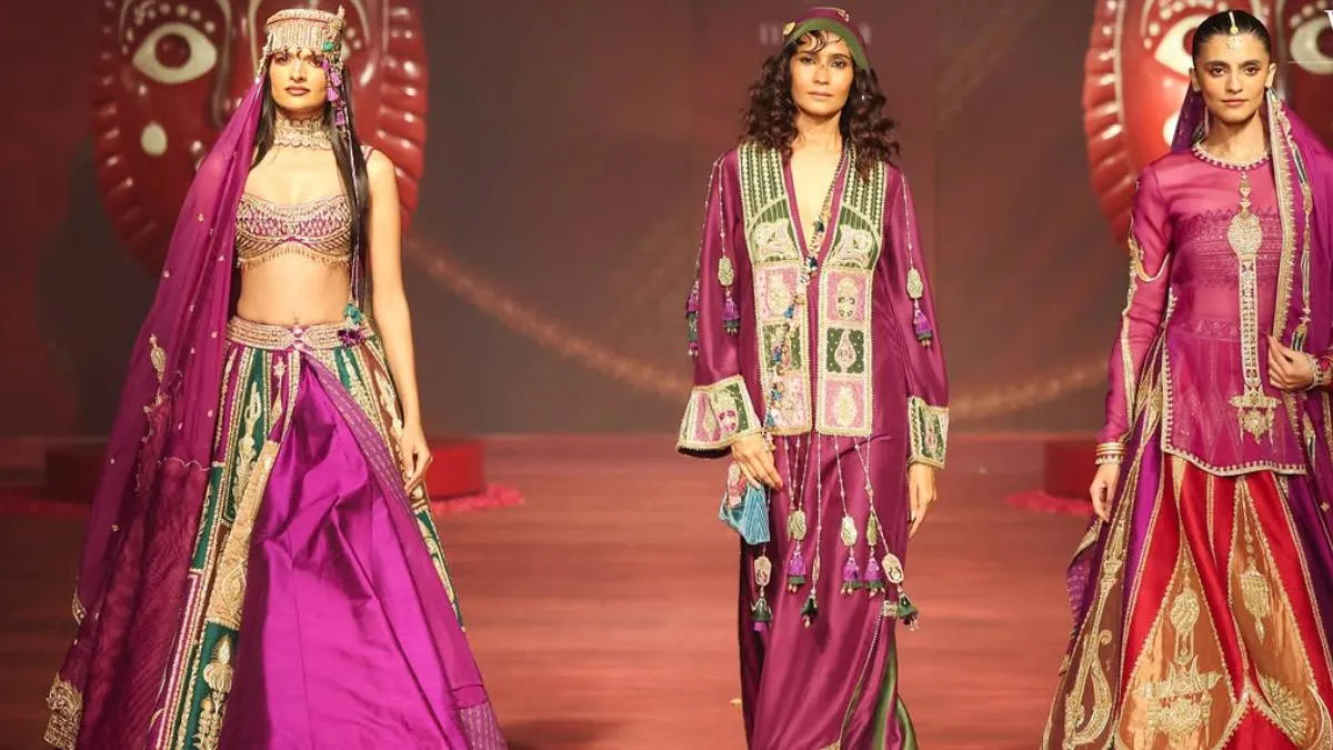 यह बदलाव दिखाता है कि आज की दुल्हनें अपनी शादी के कपड़ों को किस तरह देख रही हैं। यह कलेक्शन सिर्फ शादी के मुख्य दिन को ध्यान में रखकर नहीं, बल्कि शादी से जुड़े कई अलग-अलग उत्सवों और फंक्शनों को ध्यान में रखकर तैयार किया गया है। कारीगरी पूरी तरह से पारंपरिक थी, लेकिन प्रेजेंटेशन में वही बेफिक्र और रिलैक्स्ड अंदाज था जिसके लिए मसाबा का लेबल बरसों से जाना जाता है।