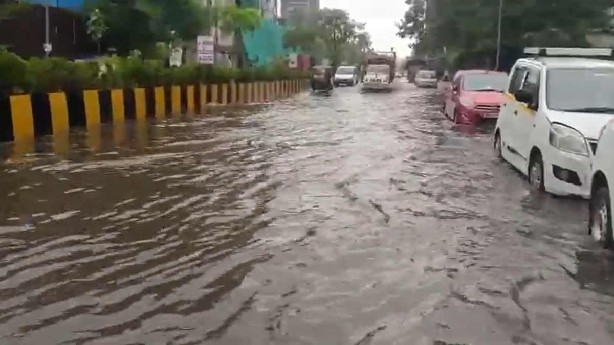 मुंबई में बारिश से 2 की मौत, हाई टाइड की चेतावनी; पवई झील हुई ओवरफ्लो
