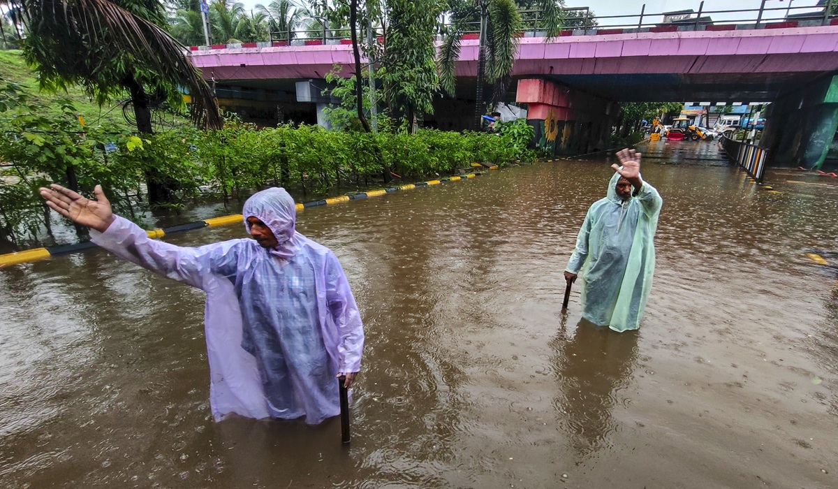 मुंबई में आफत की बारिश, कई इलाकों में जलभराव, BEST की बसें और लोकल ट्रेनों पर भी असर