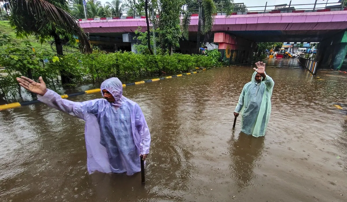 मुंबई में आफत की बारिश, कई इलाकों में जलभराव, BEST की बसें और लोकल ट्रेनों पर भी असर Mumbai rain- India TV Hindi