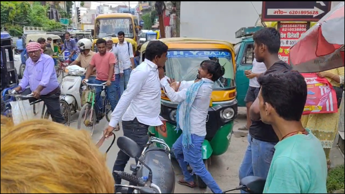 मुजफ्फरपुर में थाने के सामने ‘दंगल’, साइड देने को लेकर भिड़े बाइक और ऑटो चालक