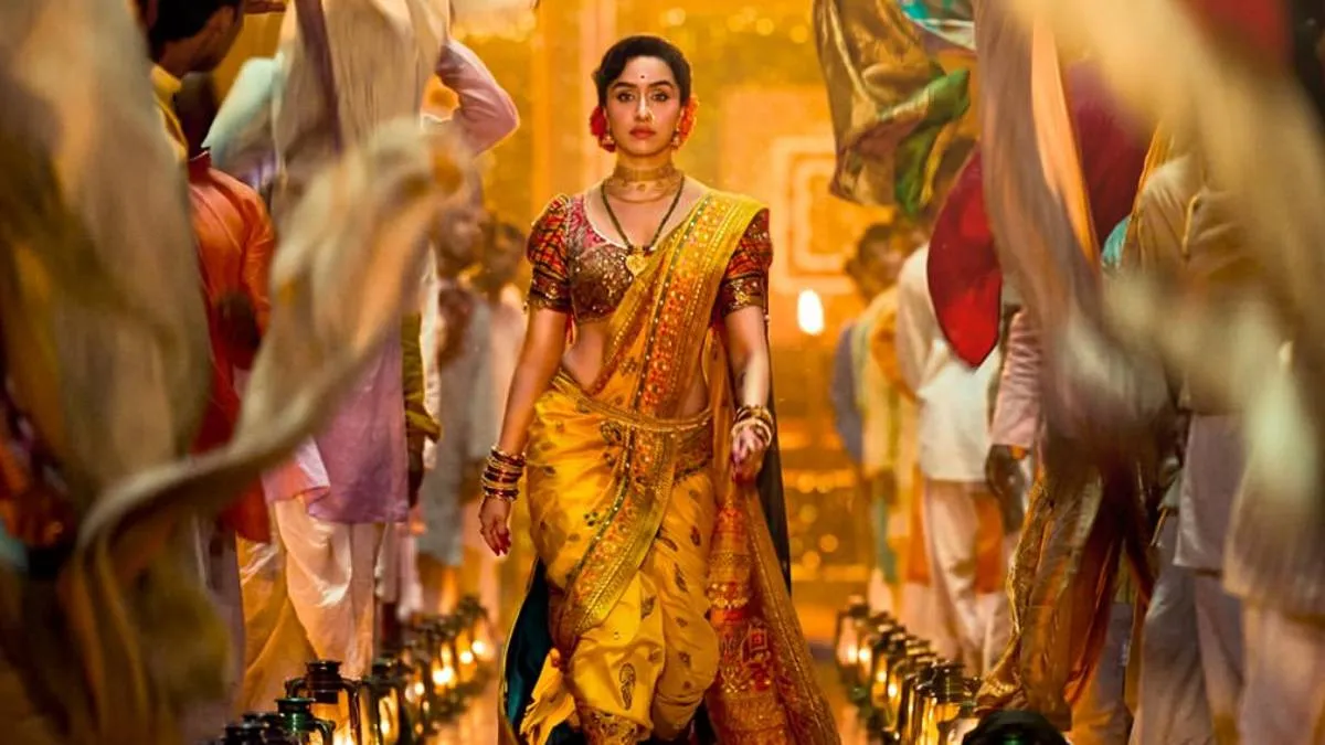 ईथा- श्रद्धा कपूर 'ईथा'में मुख्य भूमिका निभा रही हैं, जो विठाबाई भाऊ मांग नारायणगांवकर की जिंदगी पर आधारित है। जो लोग विठाबाई भाऊ मांग नारायणगांवकर के बारे में नहीं जानते उन्हें बता दें कि वह महाराष्ट्र की मशहूर तमाशा और लावणी कलाकार थीं, जिनका 2002 में निधन हो गया था। लक्ष्मण उतेकर के निर्देशन में बनी इस फिल्म में उनके महाराष्ट्र की सबसे मशहूर लोक कलाकारों में से एक बनने का शानदार सफर देखने को मिलेगा। यह फिल्म 28 अगस्त को सिनेमाघरों में रिलीज होगी।