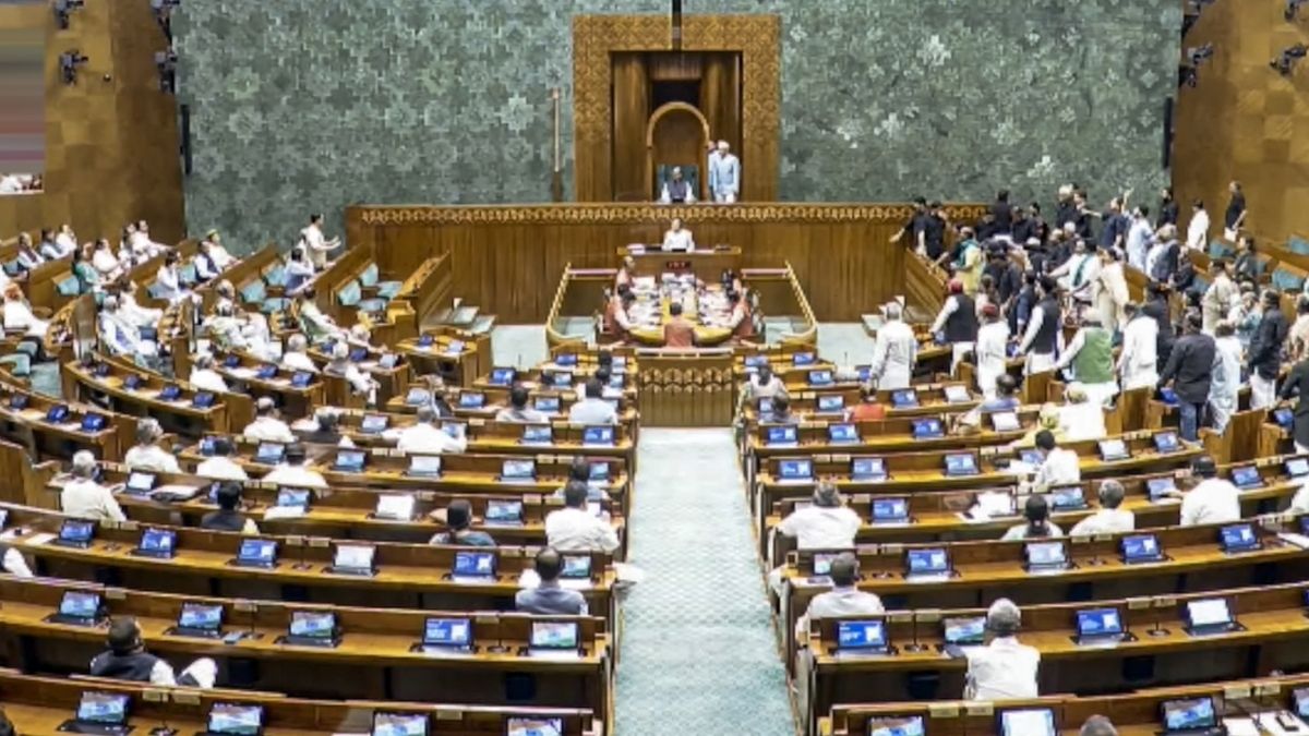 NEET पेपर लीक पर चर्चा को तैयार सरकार, क्या आज चलेगी संसद? जानें LIVE अपडेट्स