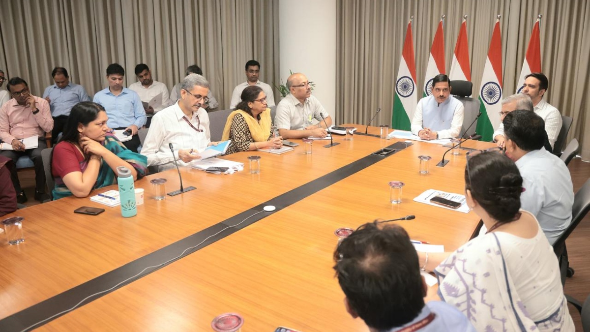 प्रह्लाद जोशी ने संभाला पदभार, धर्मेंद्र प्रधान के इस्तीफे के बाद बने शिक्षा मंत्री