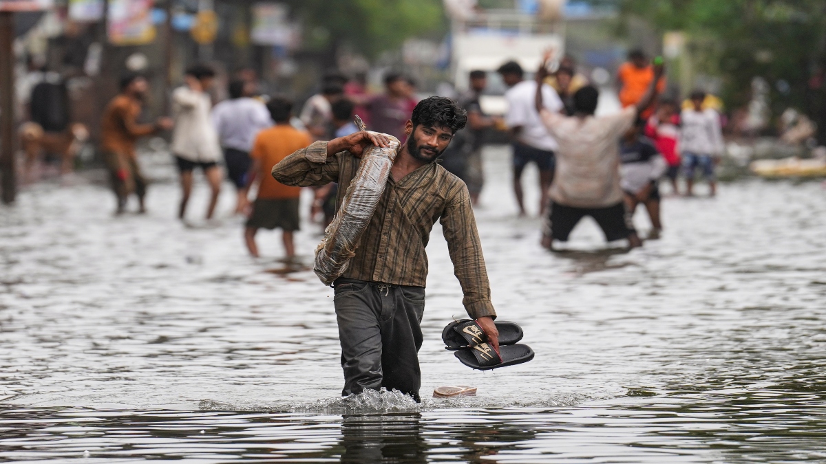 डूबती गाड़ियां, तैरते लोग और ढ़हते मकान, मूसलाधार बारिश ने मचाया त्राहिमाम-देखें तस्वीरें