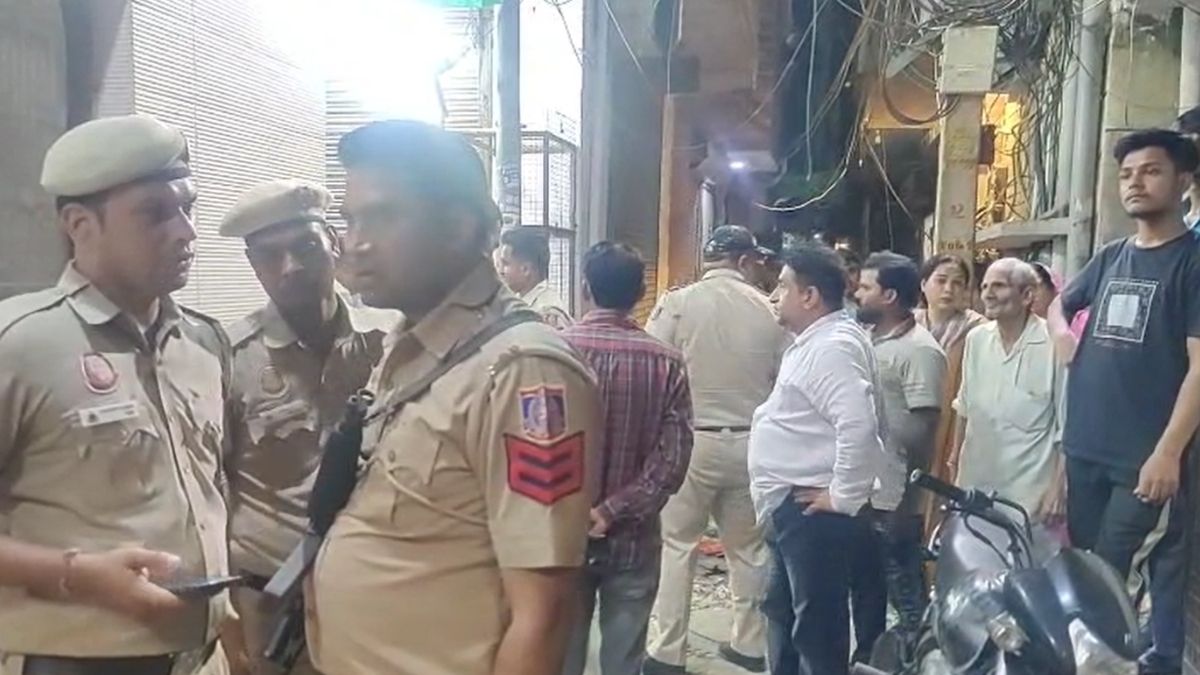दिल्ली के सीलमपुर में महिला की हत्या, तीसरी मंजिल पर खून से लथपथ मिली थी; पति हुआ फरार