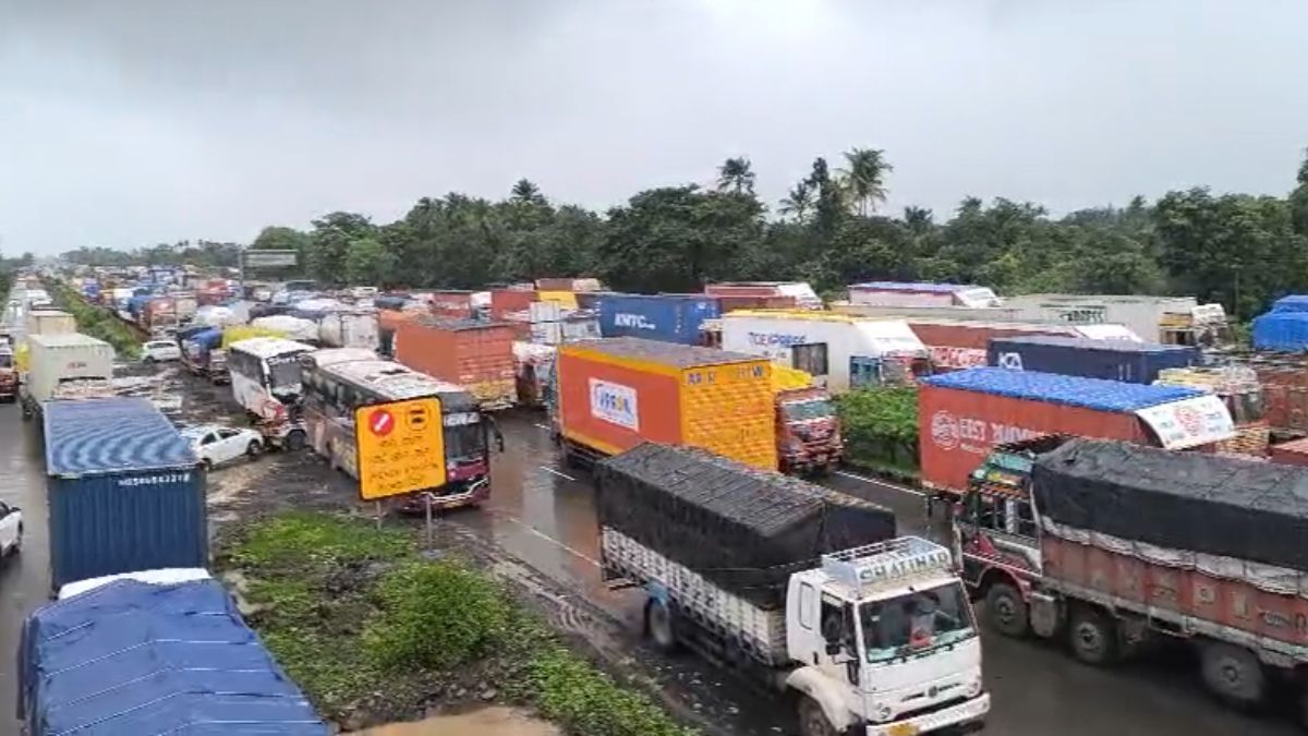 मुंबई-गुजरात हाईवे पर 40 KM का महाजाम, 72 घंटों से जारी मूसलाधार बारिश ने बढ़ाई टेंशन