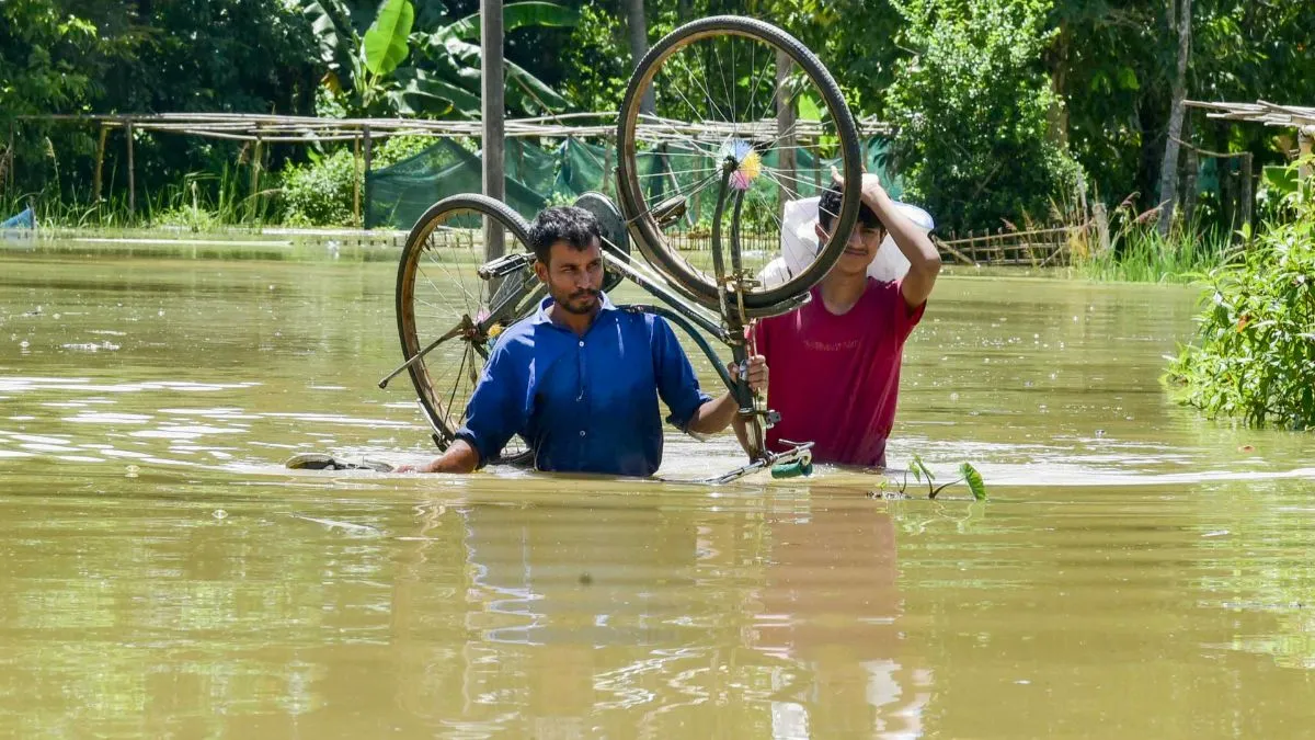 असम में इस भारी बारिश की वजह से बाढ़ जैसे हालात हो गए हैं। वहीं बारिश और बाढ़ की वजह से असम में मरने वालों की संख्या बढ़कर अब 68 हो गई है। बाढ़ की वजह से राज्य के पांच जिलों में 5.24 लाख से अधिक लोग अब भी प्रभावित हैं।
