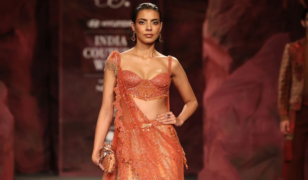 हर डिजाइन एक सफर को दिखाता है, जहां पारंपरिक कारीगरी, बारीक कलाकारी और आधुनिक नारीत्व का तालमेल देखने को मिलता है। सिर्फ एक खास तरह के फैशन से कहीं ज्यादा BRAHM शांति को अपनाने, विकास का जश्न मनाने और कोमलता में छिपी ताकत को खोजने का एक न्योता है।