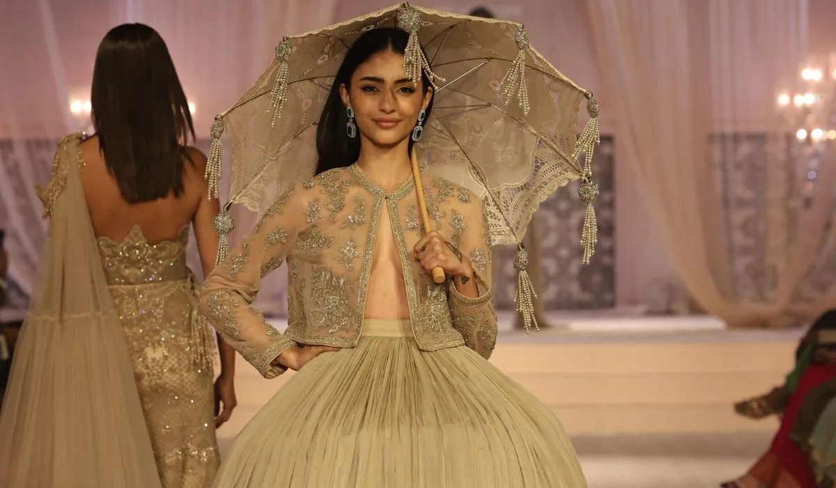 अपने कलेक्शन के बारे में जयंती रेड्डी ने कहा, 'यह पारंपरिक भारतीय कारीगरी पर आधारित है, लेकिन इसे आधुनिकता और खास तरीके से पेश किया गया है जो यह दिखाता है कि आज कुटूर कैसे विकसित हो रहा है।' तिबारुमल ज्वेलरी के साथ मिलकर पेश किया गया यह कलेक्शन बेहतरीन कारीगरी, सदाबहार सुंदरता और हाथ से बनी कला की शानदार खूबसूरती के लिए साझा पसंद का जश्न मनाता है।