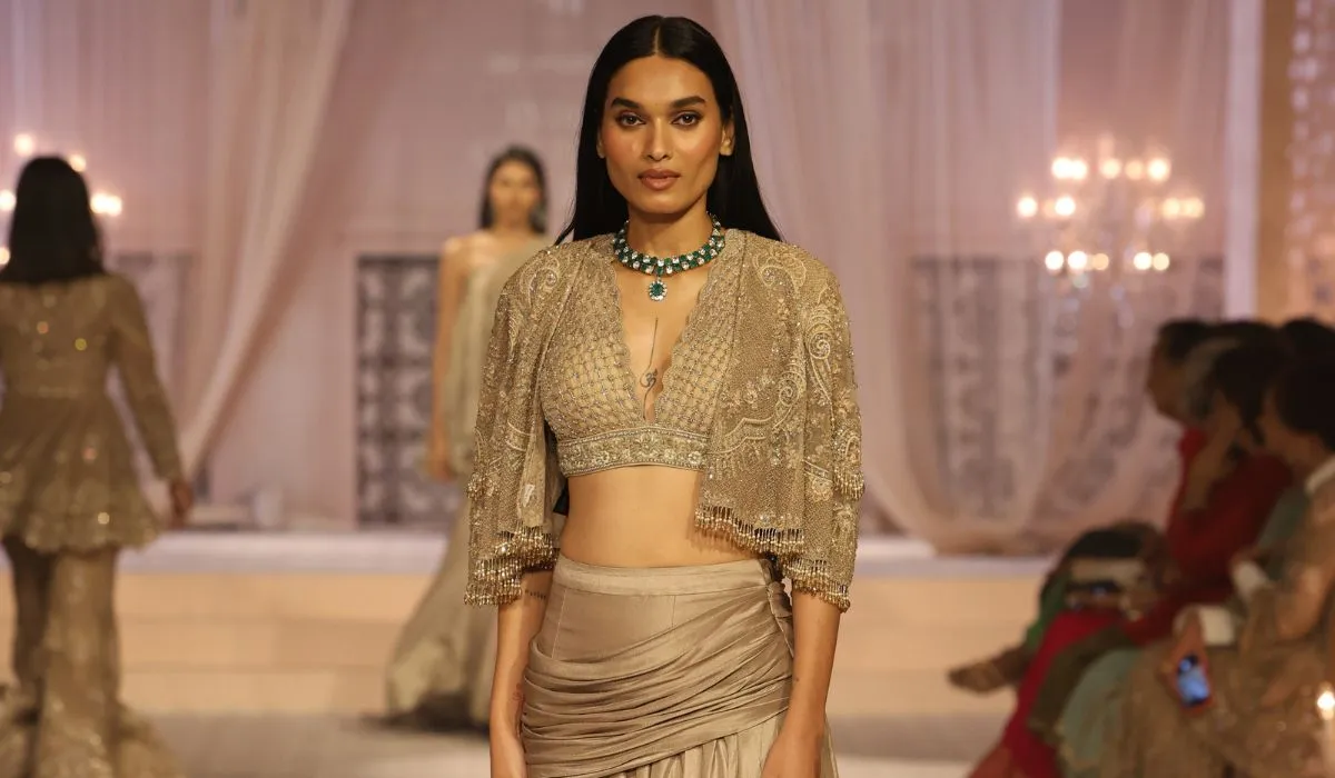 इन लुक्स से एक ऐसा वॉर्डरोब तैयार होता है, जो शानदार कलाकारी और आसानी से पहने जा सकने वाले आराम के बीच संतुलन बनाता है। नतीजा यह है कि यह कॉउचर सिर्फ सजावट से नहीं, बल्कि सटीकता, सही अनुपात और सहज सुंदरता की समझ से परिभाषित होता है। जयंती रेड्डी कहती हैं, 'द गिल्डेड एरा एक शांत तरह के लग्जरी की मेरी खोज है। मैं ऐसे कपड़े बनाना चाहती थी, जहां कारीगरी धीरे से अपनी बात कहे लेकिन गहरी छाप छोड़े। हर सजावट, हर बनावट और हर आकार सोच-समझकर चुना गया। यह कलेक्शन इस बात से प्रेरित है कि कैसे रोशनी कपड़े को बदल देती है और हिलने-डुलने पर उसके अलग-अलग पहलू सामने आते हैं।