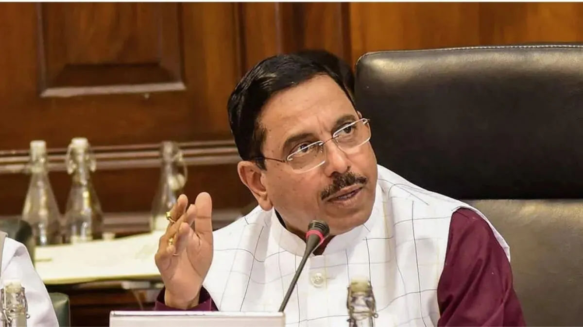 प्रह्लाद जोशी को मिला शिक्षा मंत्रालय का अतिरिक्त प्रभार, धर्मेंद्र प्रधान का इस्तीफा राष्ट्रपति ने किया मंजूर - India TV Hindi