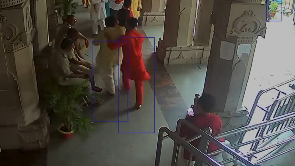 विंध्याचल धाम में दो पुरोहितों के बीच मारपीट, गर्भगृह से लेकर कॉरिडोर तक जमकर चले लात-घूंसे; Video आया सामने