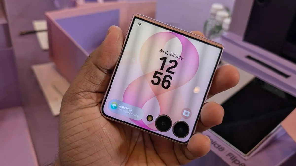Samsung Galaxy Z Flip 8 के हिंज को भी कंपनी ने Galaxy Z Flip 7 के मुकाबले मजबूत बनाया है। इसमें Armor Aluminum हिंज का इस्तेमाल किया गया है। यह फोल्डेबल फोन Exynos 2600 चिपसेट पर काम करता है। इसकी भारत में शुरुआती कीमत 1,24,999 रुपये है। इसे 12GB रैम और 512GB तक स्टोरेज में खरीदा जा सकता है।