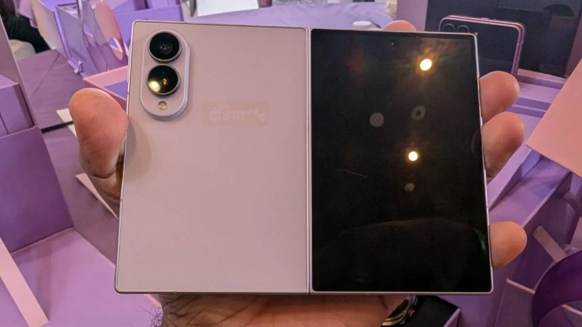 Samsung Galaxy Z Fold 8 में कंपनी ने यूनीक फोल्डेबल डिस्प्ले दिया है, जो 4:3 आसपेक्ट रेश्यो को सपोर्ट करता है। कंपनी ने इसमें भी टाइटैनियम आर्मर हिंज का इस्तेमाल किया है। इसके बैक में 50MP के दो कैमरे मिलते हैं, जो 8K वीडियो रिकॉर्डिंग करने में सक्षम हैं। इसकी कीमत भारत में 1,79,999 रुपये से शुरू होती है। यह भी 16GB रैम और 1TB तक स्टोरेज के साथ आता है।