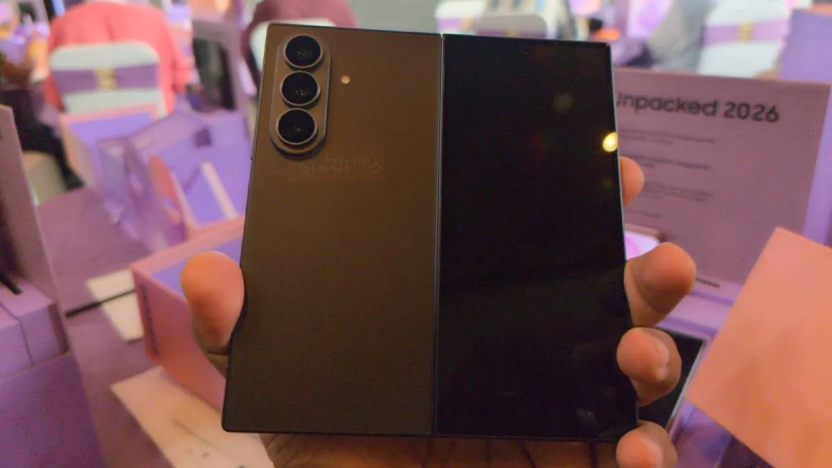 Samsung Galaxy Z Fold 8 Ultra को अब तक के सबसे प्रीमियम फोल्डेबल स्मार्टफोन के तौर पर पेश किया गया है। इसमें 200MP का कैमरा मिलता है। साथ ही, यह 5000mAh की दमदार बैटरी के साथ आता है। इसकी कीमत भारत में 1,99,999 रुपये से शुरू होती है। यह 16GB रैम और 1TB तक स्टोरेज के साथ आता है।