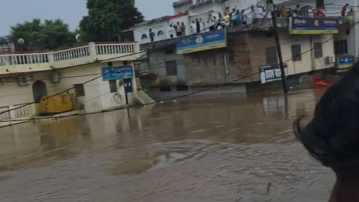 भारी बारिश से सतना में बिगड़े हालात, चित्रकूट में बाढ़, तेज बहाव से रामघाट का पुल बहा; UP-MP का संपर्क टूटा रिहायसी इलाकों में भरा पानी- India TV Hindi