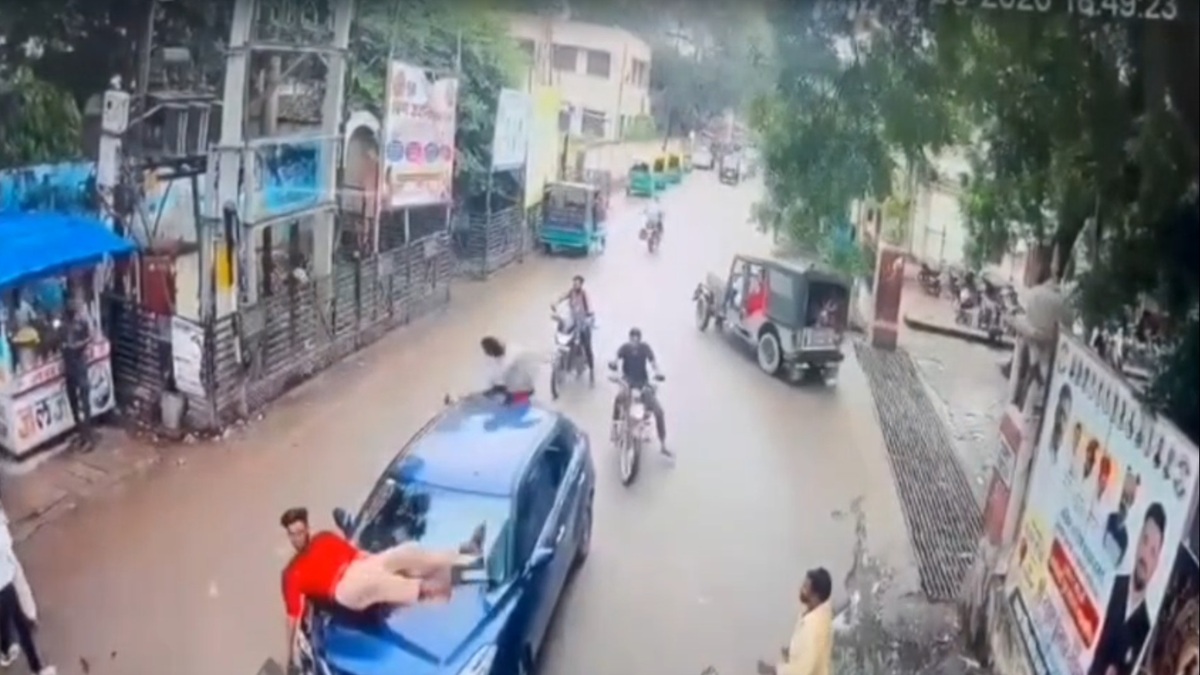 कार से भिड़ी बाइक, एक युवक उछलकर बोनट पर, दूसरा गाड़ी के पीछे जा गिरा; CCTV में कैद