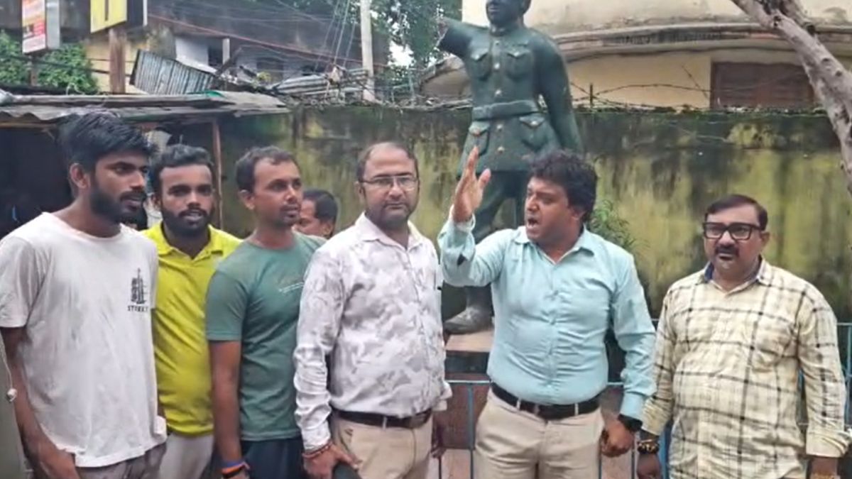 कोलकाता के न्यू अलीपुर में नेताजी सुभाष चंद्र बोस की प्रतिमा खंडित, दाहिना हाथ टूटने से इलाके में हलचल