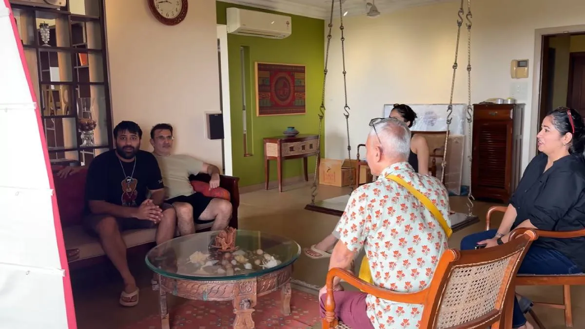बॉलीवुड की मशहूर अभिनेत्री अर्चना पूरन सिंह और अभिनेता परमीत सेठी के बड़े बेटे आर्यमन सेठी अपनी कड़ी मेहनत के दम पर एक बड़ी वित्तीय उपलब्धि हासिल करने जा रहे हैं। एक समय था जब अभिनय के क्षेत्र में कदम रखने के लिए आर्यमन को लगभग 100 ऑडिशन में असफलता और रिजेक्शन का सामना करना पड़ा था। हालांकि उन्होंने हार नहीं मानी और डिजिटल कंटेंट निर्माण की दुनिया में अपनी अलग पहचान बनाई। अब वे यूट्यूब और अपने काम से कमाए पैसों के बलबूते अपना पहला सी-फेसिंग अपार्टमेंट खरीदने की तैयारी कर रहे हैं।