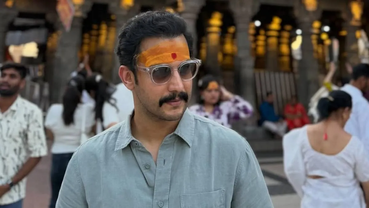 आदिनाथ कोठारे बने भरत- 'रामायण' में भरत की भूमिका आदिनाथ कोठारे निभा रहे हैं, जो मुख्य रूप से मराठी इंडस्ट्री में काम करते हैं। भरत, अयोध्या के राजा दशरथ और कैकेयी के बेटे थे, जिनकी शादी सीता की बहन मांडवी से हुई थी। कैकेयी की जिद पर राम के 14 साल के वनवास के दौरान 'भरत' ही दशरथ के उत्तराधिकारी बने, मगर कभी उन्होंने अयोध्या का राजसिंहासन स्वीकार नहीं किया और भगवान राम की चरण पादुका सिंहासन पर रखकर उनके सेवक के तौर पर राज्य का संचालन किया।
