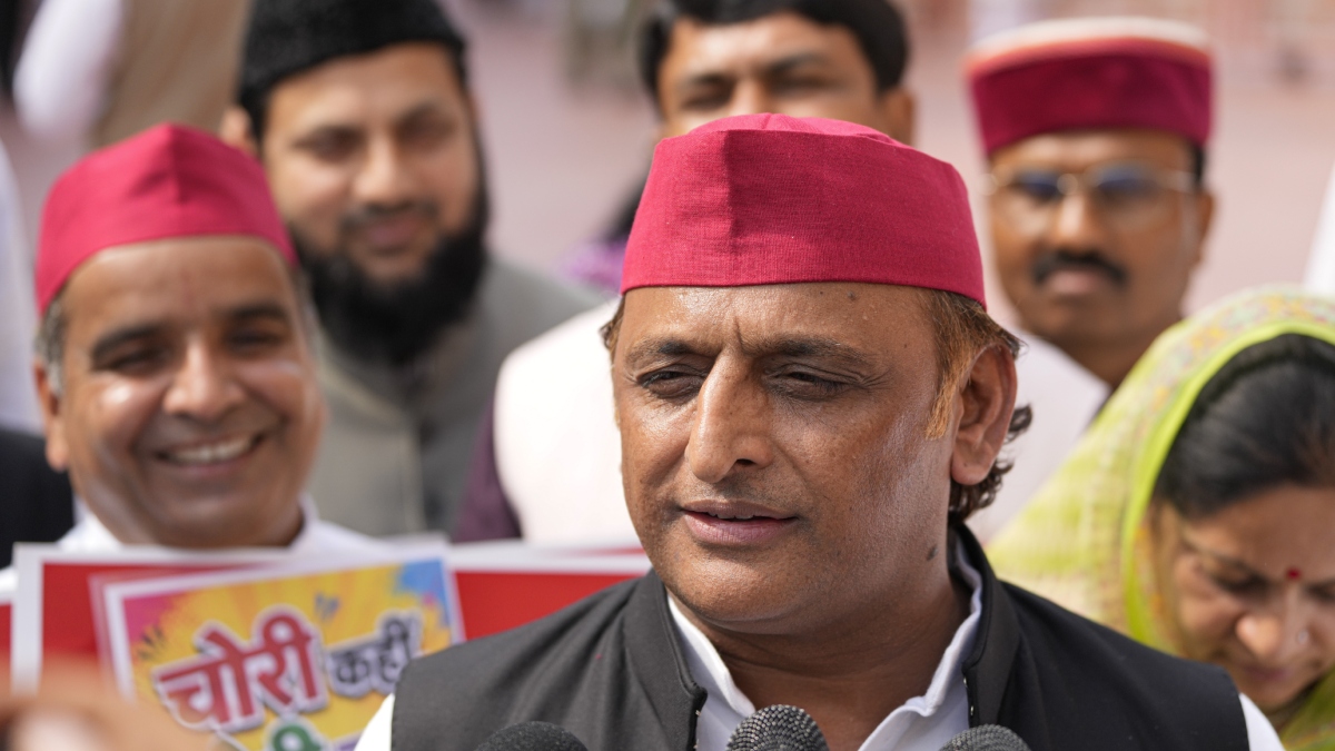 'मुझे बुलेट प्रूफ जैकेट नहीं मिली, मिलेगी तो आपको दे दूंगा', पत्रकारों से बोले अखिलेश, परिवारवाद का फायदा भी बताया