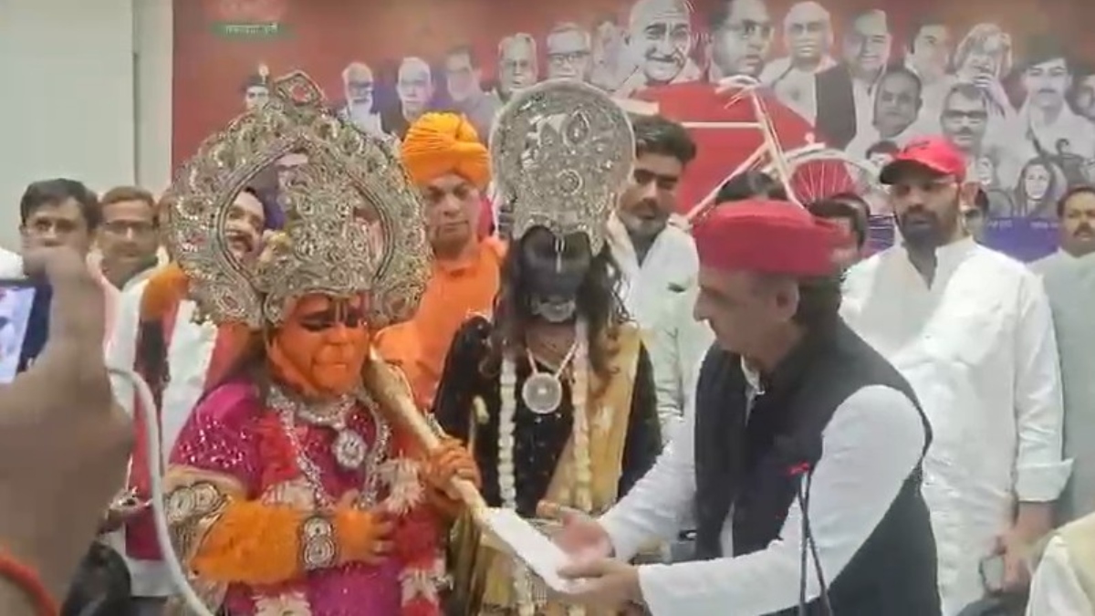 VIDEO: भगवान राम-हनुमान बने कलाकारों को अखिलेश यादव ने दिए 51-51 हजार, बोले- ये चढ़ावा चोरी नहीं होगा