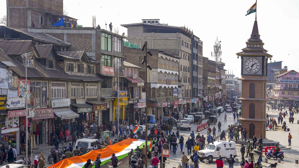 Article 370 हटने के बाद कितनी बदली जम्मू-कश्मीर की तस्वीर?
