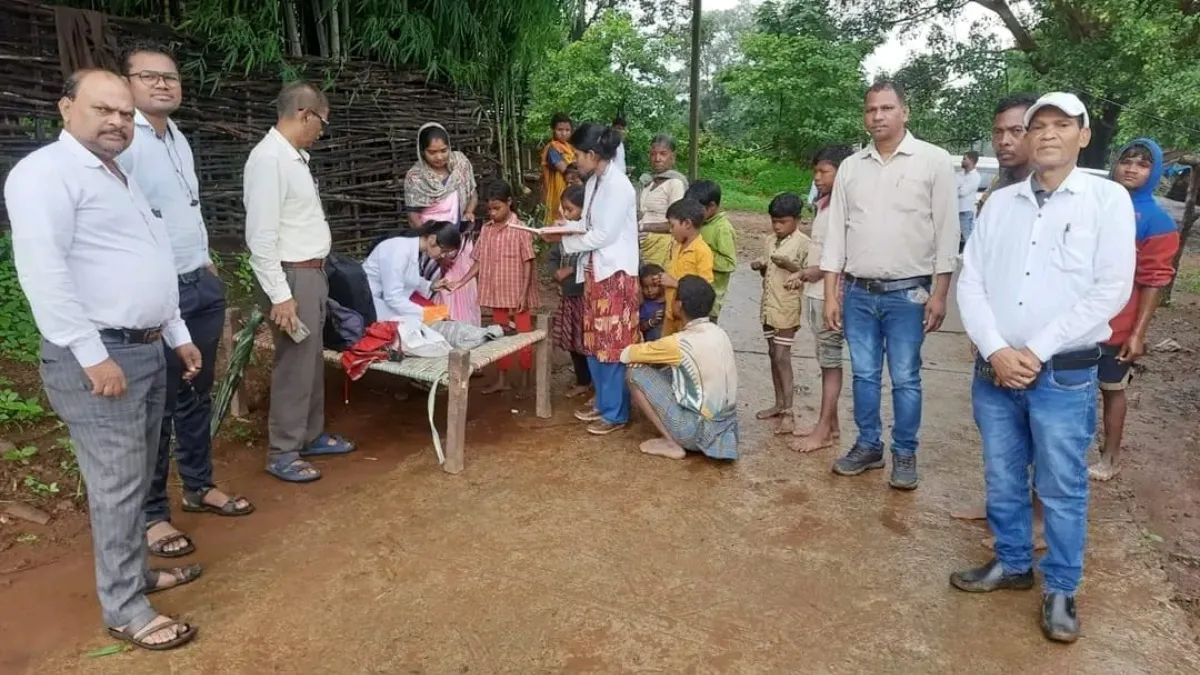 बालाघाट के नक्सल मुक्त बिरसा ब्लॉक में पहली बार डॉक्टर पहुंचे, 125 बच्चों की जान बचाई, जानलेवा बीमारी से पीड़ित थे Balaghat Doctors team- India TV Hindi