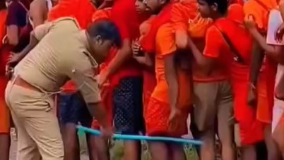 ​बाबा हरिगिरि धाम में जल चढ़ाने का इंतजार कर रहे कांवरियों पर सब-इंस्पेक्टर ने बरसाए डंडे, SP ने किया सस्पेंड