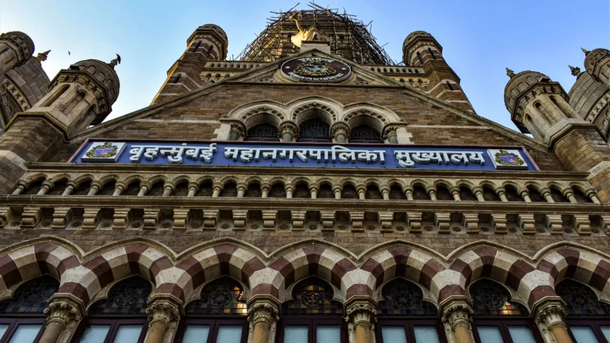 देश की सबसे अमीर महानगरपालिका- BMC में क्यों मच गया टैबलेट पर बवाल? संभावित 5-6 करोड़ रुपये के प्रस्ताव पर घमासान Politics over tablets in the BMC- India TV Hindi