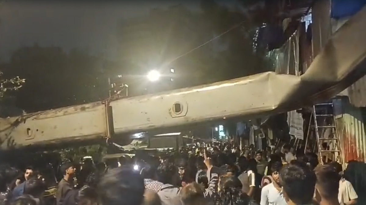 मुंबई के कुर्ला में बड़ा हादसा, रेलवे की बिजली लाइन पर गिरी क्रेन, 6 लोग घायल; कई मकान भी चपेट में आए
