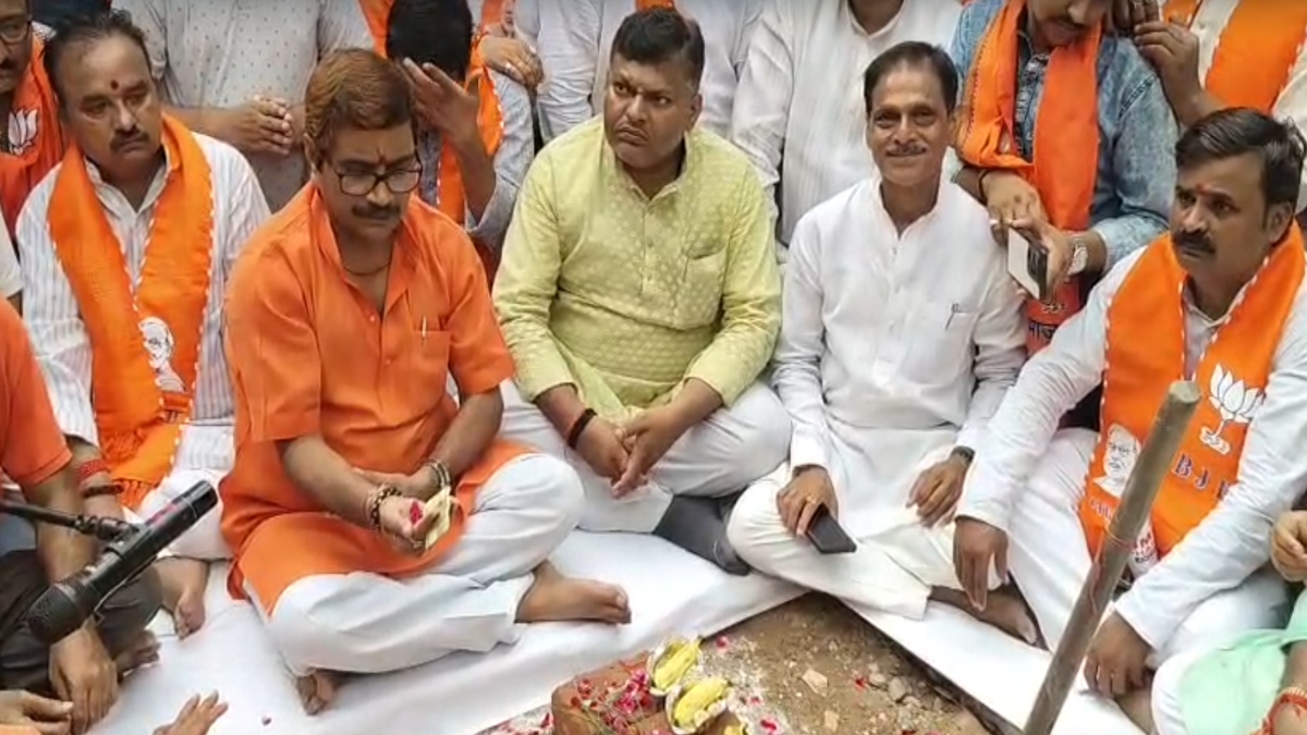 वाराणसी में सीएम योगी के ड्रीम प्रोजेक्ट का हुआ भूमि पूजन, दालमंडी में सड़क निर्माण का रास्ता साफ