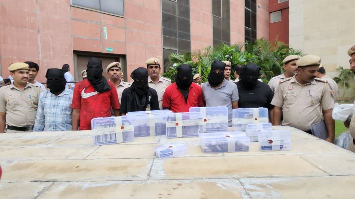 महिला को चाकू दिखाकर की थी 75 लाख रुपये की डकैती, पुलिस ने 48 घंटे में किया मामले का पर्दाफाश; नाबालिग निकला मास्टरमाइंड महिला को चाकू दिखाकर की थी 75 लाख रुपये की डकैती, पुलिस ने 48 घंटे में किया मामले का पर्दाफाश; नाबालिग निकला मास्टरमाइंड