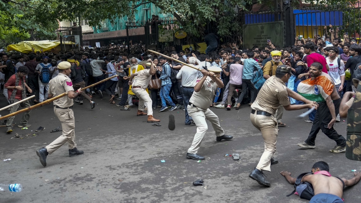 20 जुलाई को संसद मार्च था गैरकानूनी, हालात बिगड़ने के बाद बल का किया गया इस्तेमाल', सुप्रीम कोर्ट में बोली दिल्ली पुलिस - India TV Hindi