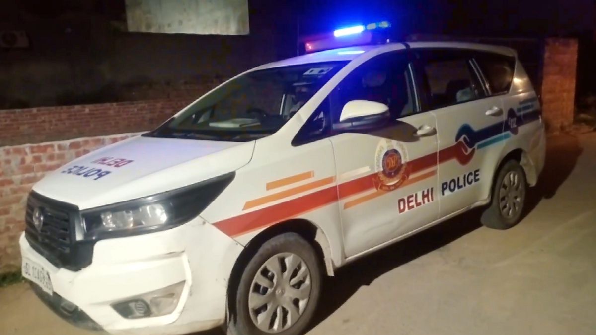 करोल बाग में 2 करोड़ की सनसनीखेज चोरी: कार का शीशा तोड़ उड़ाए सोने-हीरे से भरे 3 बैग, आरोपी फरार