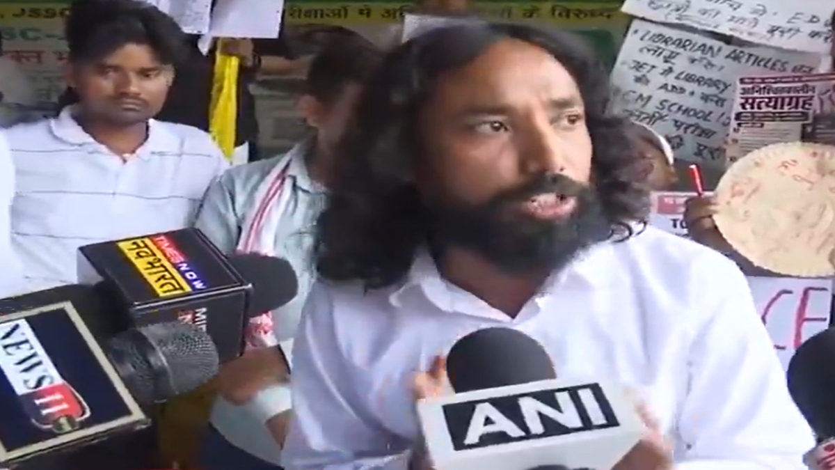 भूख हड़ताल पर बैठे देवेंद्र नाथ महतो, JPSC की 14वीं PT परीक्षा रद्द करने की मांग
