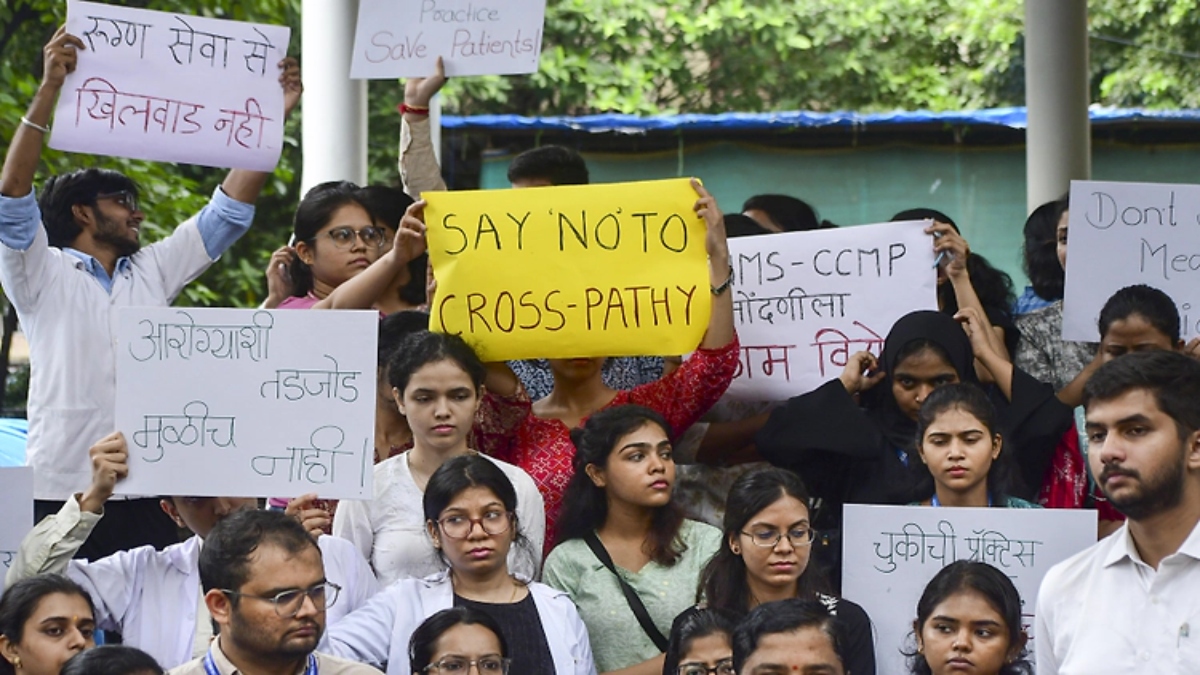 डॉक्टरों की अब अनिश्चितकालीन हड़ताल, हाथों में तख्ती लेकर ‘No CCMP’ के लगाए नारे