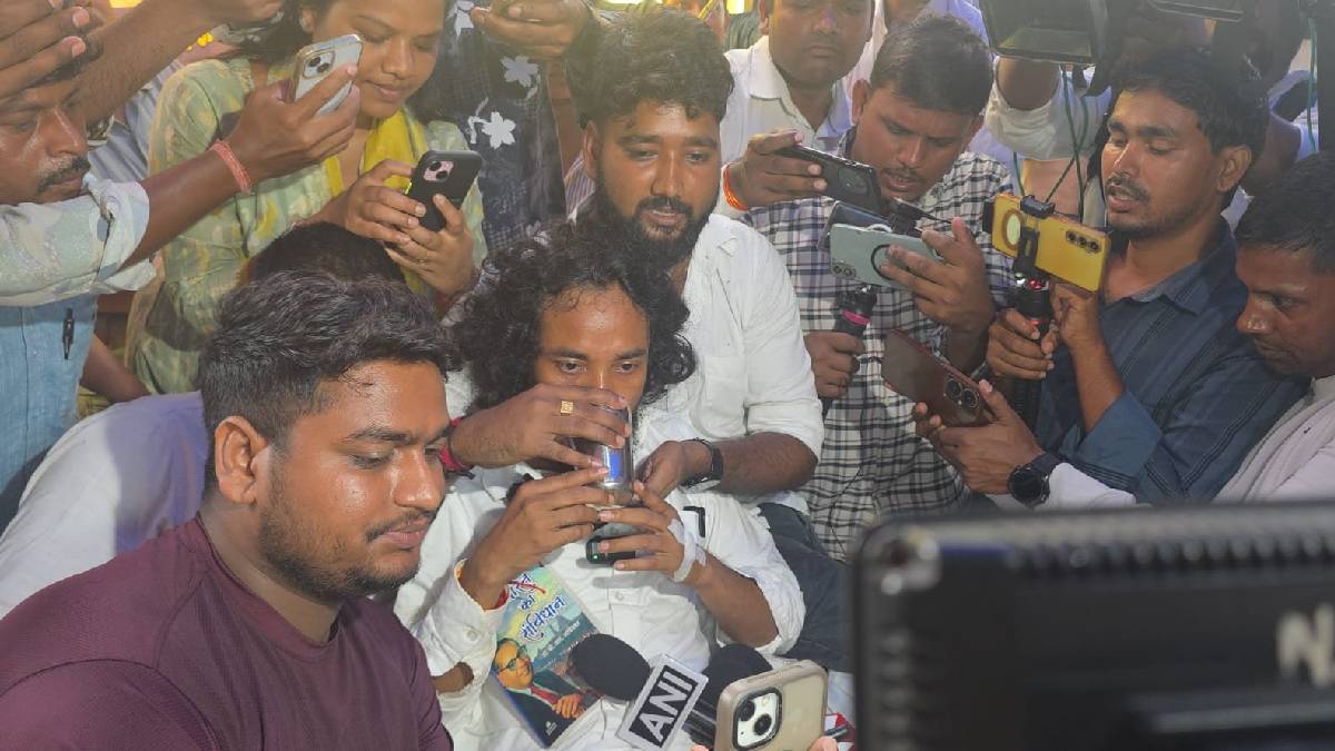 सोनम वांगचुक से बातचीत के बाद देवेंद्र नाथ महतो ने पिया पानी, बोले- अनशन जारी रहेगा