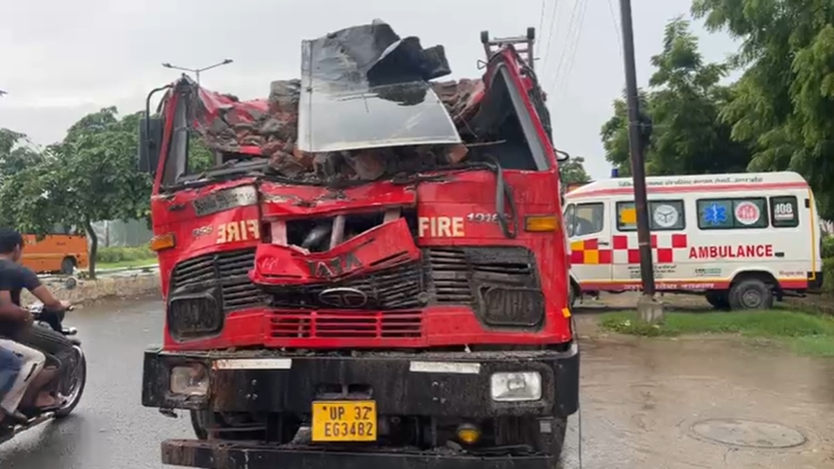 ग्रेटर नोएडा की फैक्ट्री में भीषण आग, दीवार और बीम गिरने से 2 दमकलकर्मियों की मौत