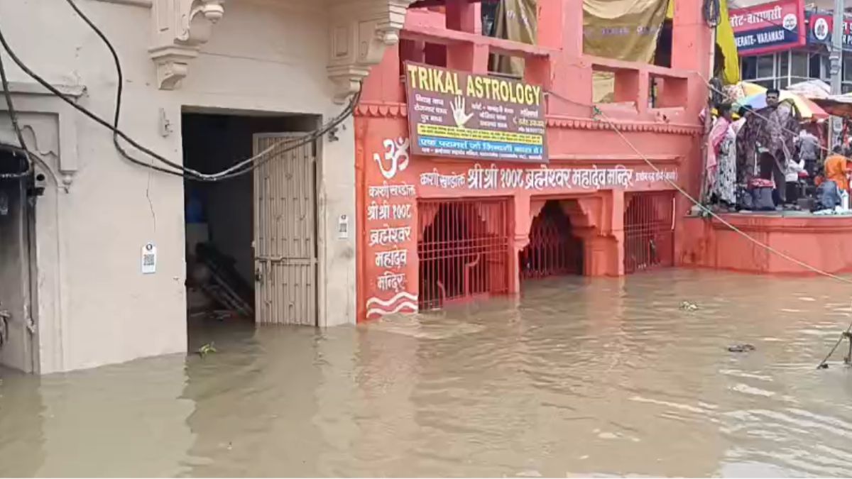 वाराणसी में गंगा का जलस्तर बढ़ने से 84 घाटों का संपर्क टूटा, अंतिम संस्कार के लिए भी जगह की किल्लत
