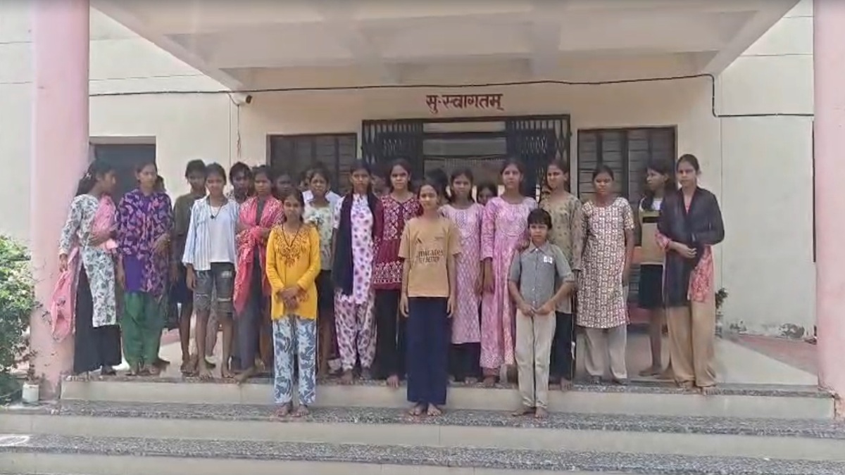 खाने में कीड़े, बदहाल सफाई व्यवस्था; Gen-Z के बाद मैदान में Gen Alpha, सिरोही में कलेक्ट्रेट पहुंचीं 50 छात्राएं