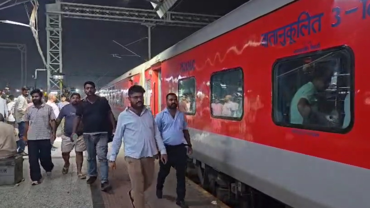 कुर्सी नहीं मिलने पर गार्ड ने वैशाली एक्सप्रेस को 50 मिनट तक रोका, रेलवे के सिस्टम पर खड़े हुए सवाल