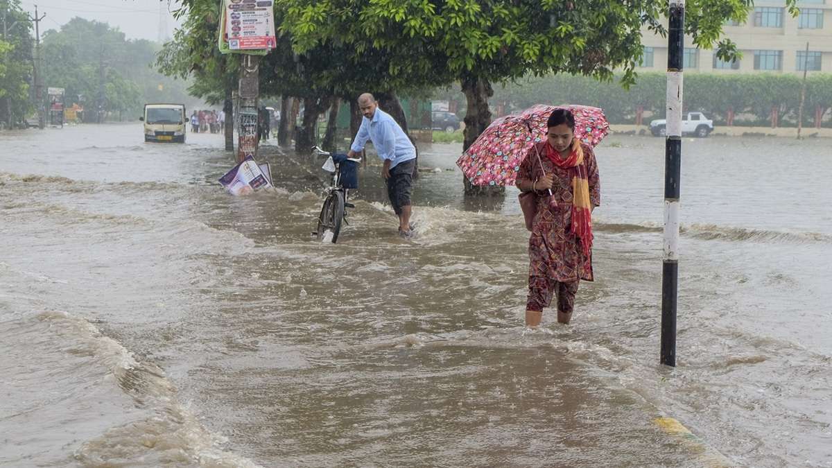 15 राज्यों में आज मूसलाधार बारिश और तूफान का अलर्ट, आपके इलाके में कैसा रहे मौसम?