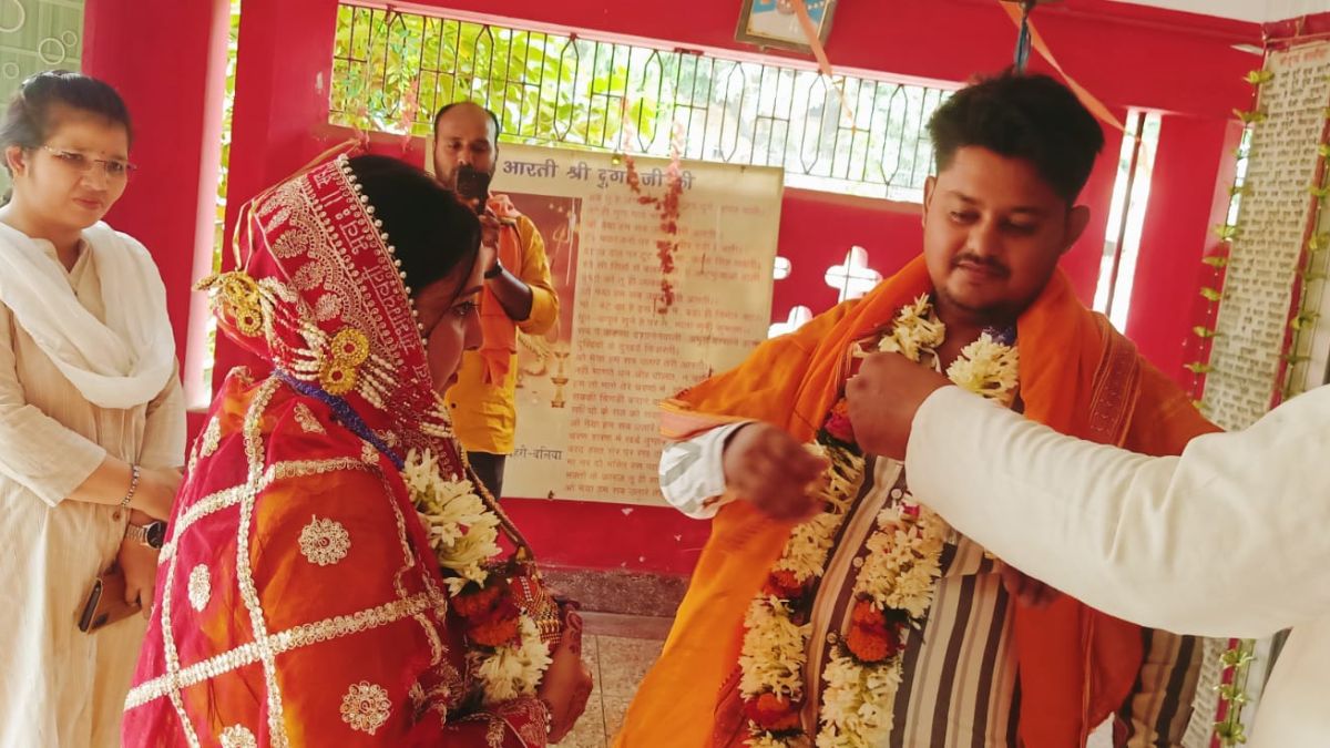 बलिया में शादी के बाद गायब हुआ पति, सास-ससुर ने संपत्ति से किया बेदखल, रो-रोकर मदद मांग रही पत्नी