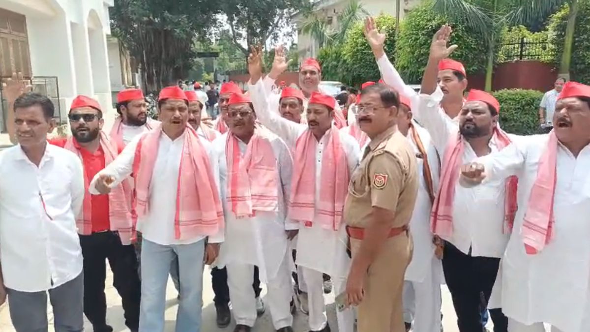 अलीगढ़ का नाम बदलने पर छिड़ा विवाद, विपक्षी पार्षदों ने डीएम को सौंपा ज्ञापन, कहा- नहीं बदलने देंगे नाम