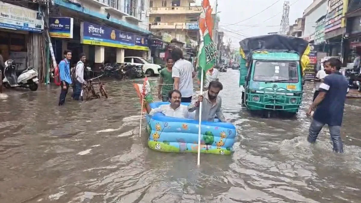 कानपुर की सड़कों पर चली नाव, जलभराव के खिलाफ कांग्रेस नेताओं ने किया अनोखा प्रदर्शन waterlogging in Kanpur- India TV Hindi