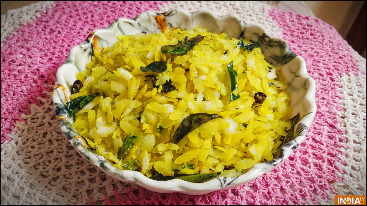 नाश्ते में रोज पोहा बनाने का समय नहीं है, तो इस ट्रिक से हफ्तेभर के लिए एक बार बनाकर रख लें, आसान है रेसिपी नाश्ते में रोज पोहा बनाने का समय नहीं है, तो इस ट्रिक से हफ्तेभर के लिए एक बार बनाकर रख लें, आसान है रेसिपी