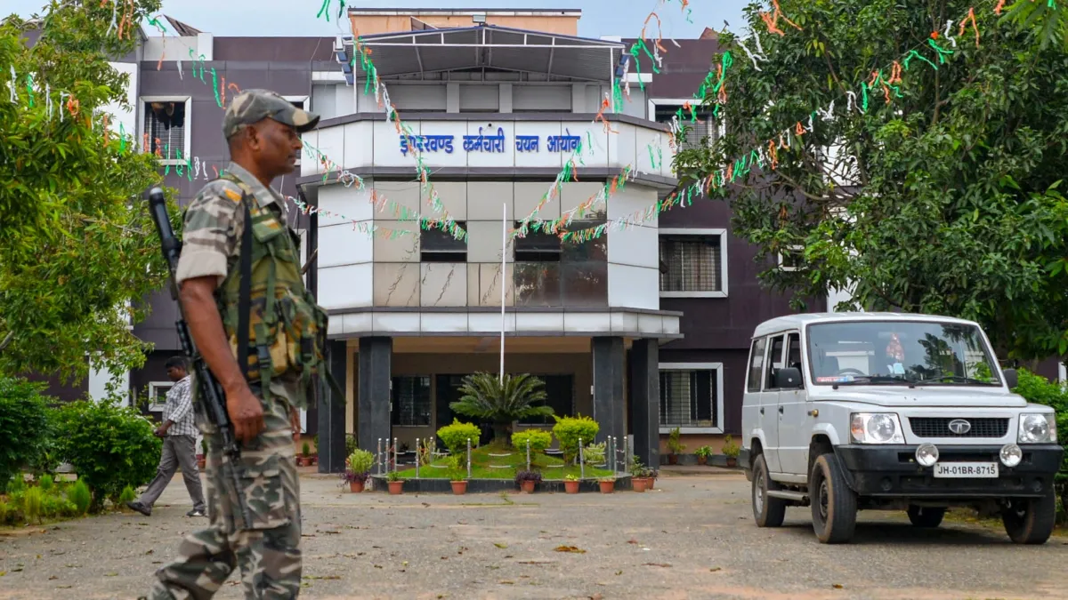 JPSC के बाद अब JSSC CGL परीक्षा भी CID की रडार पर, रांची स्थित मुख्यालय में छापेमारी CID की रेड के दौरान JSSC मुख्यालय के बाहर तैनात सुरक्षाकर्मी।- India TV Hindi