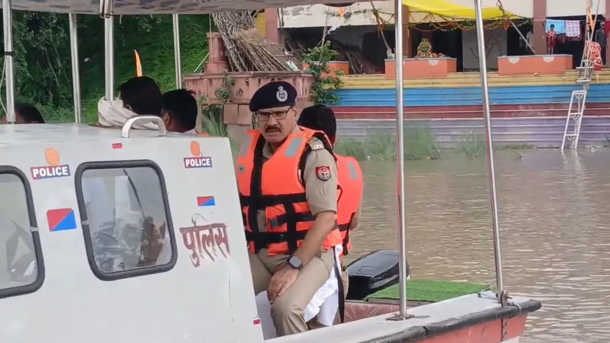 गंगा के उफान से कानपुर में बढ़ी टेंशन! 2.91 लाख क्यूसेक पानी छोड़ा, घाटों पर निगरानी तेज The water level of Ganga is rising in Kanpur.- India TV Hindi